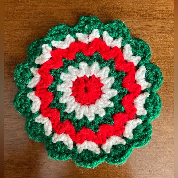 (4) Vintage Hand Made Crocheted red green and white pot holders, hot pads - Picture 3 of 5